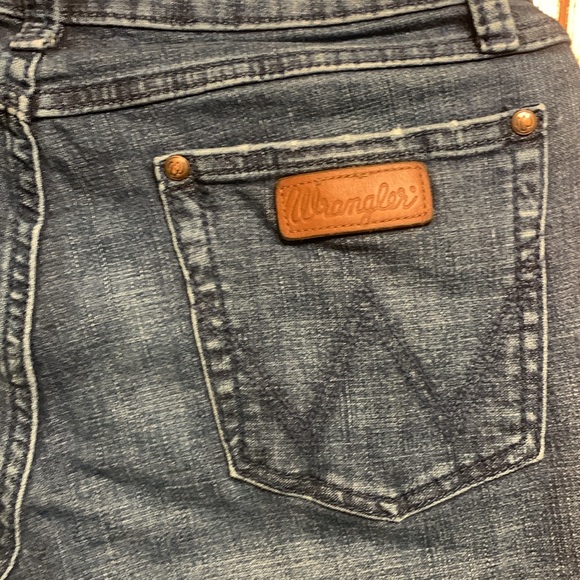 Gently worn ladies wrangler jeans, 11 x 32 size - Picture 3 of 5
